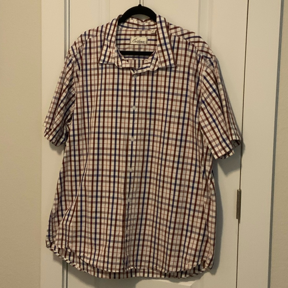 Men's Checkered Button-Down Short Sleeve Shirt in Brown and Blue